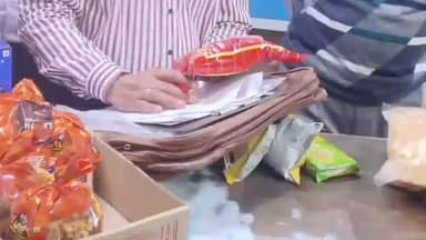 हनुमानगढ़: जिला मुख्यालय पर शुद्ध आहार मिलावट पर वार अभियान के तहत विक्रेताओं से खाद्य सामग्री के 4 सैम्पल संग्रहित कर भेजे जांच को