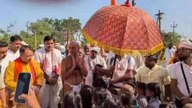 कसरावद: नावडाटौडी में निराहार संत समर्थ दादागुरु स्कूली बच्चों से मिले, पढ़ाई के लिए प्रेरित किया