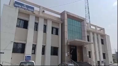 नागपूर ग्रामीण: उदयनगर चौक येथे कारला ट्रकची धडक, अपघातात पंधरा वर्षे मुलगी गंभीर जखमी