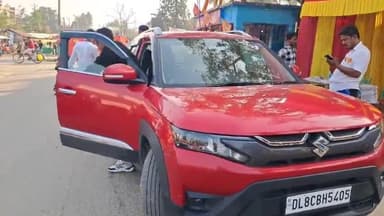 मनिहारी: मनिहारी के अंबेडकर चौक पर विधानसभा चुनाव को लेकर एसएसटी की सघन वाहन जांच जारी, वाहनों की तलाशी ली गई