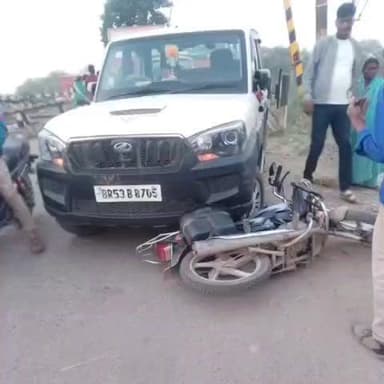 गोगरी: पसराहा रेलवे ढाला के पास स्कॉर्पियो ने बाइक सवार को मारी टक्कर, पूर्व मुखिया बाल-बाल बचे