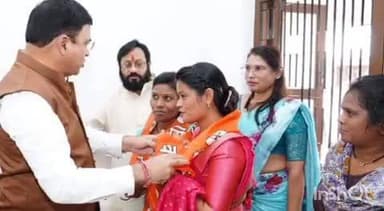 पारशिवनी: तालुका तील इटगाव येथील महिला रणरागिणीनी राज्यमंत्री अँड जैस्वाल च्या उपस्थितीत शिवसेनेत जाहीर प्रवेश केला.