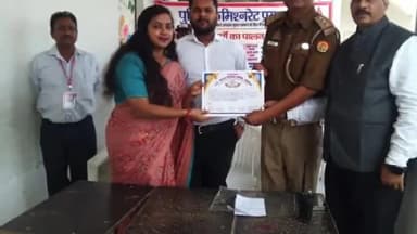 बारा: जसरा में जिला अपराध निरोधक समिति द्वारा स्कूली बच्चों के साथ निकाली गई यातायात जागरूकता अभियान रैली