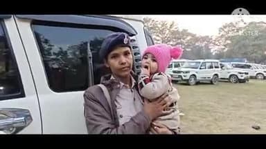 पकड़ी दयाल: चैता डिस्पैच सेंटर से मतदान कार्य में दो महिला पदाधिकारी को गोद में बच्चा लिए जाते देखा गया, हो रही है सराहना