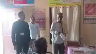 कायमगंज: गांव पिलखना में प्रशिक्षु आईएएस अधिकारियों ने विभिन्न सरकारी सुविधाओं का किया निरीक्षण