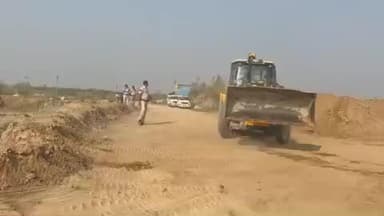 नारायणपुर: सरुंड थाना क्षेत्र के किरतपुरा में प्रशासनिक लोगों ने बजरी में मिलावटी मिट्टी को किया खुर्द-बुर्द