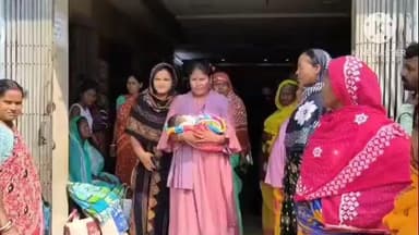 কুলপি: জগদীশপুরের এক গৃহবধূ কন্যা সন্তান জন্ম দেয় কুলফি হাসপাতাল থেকে নিয়ে যাওয়া হলো আনন্দে গাড়ি সাজিয়ে মিষ্টিমুখ করিয়ে