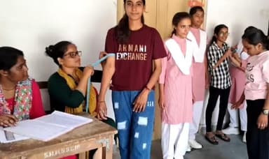 इचाक: शिविर में 75 छात्राओं की हुई स्वास्थ्य जाँच