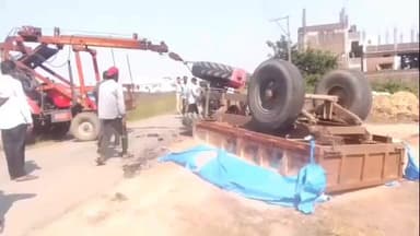 బాల్కొండ: కమ్మరపల్లి క్రాసింగ్ వద్ద అక్రమంగా ఇసుక తరలిస్తున్న ట్రాక్టర్ బోల్తా