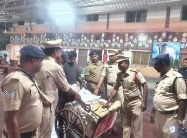 కొండపి: ఢిల్లీలో పేలుళ్లు చోటు చేసుకున్న నేపథ్యంలో జిల్లా వ్యాప్తంగా ఎస్పి హర్షవర్ధన్ రాజు ఆదేశాలతో పోలీసులు ముమ్మర తనిఖీలు