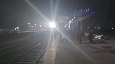 शेखपुरा: आसनसोल से गया के लिए शेखपुरा होकर चली फास्ट मेमू ट्रेन, यात्रियों ने रोजाना चलाने की मांग की