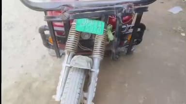 ज़मानिया: गाजीपुर में सड़कें बनी जानलेवा, ई-रिक्शा का पहिया टूटा, सवार बाल-बाल बचे, लोगों में सरकार के दावों पर आक्रोश