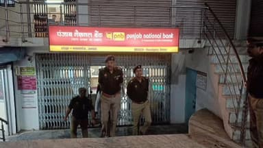 हसनगंज: अजगैज थाना क्षेत्र के कस्बा नवाबगंज में मुख्य बाजार व भीड़भाड़ वाले क्षेत्र में उन्नाव एसपी ने किया पैदल गश्त