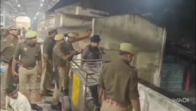 फरेंदा: दिल्ली में हुए बम ब्लास्ट के बाद आनंदनगर रेलवे स्टेशन का एसपी ने किया निरीक्षण