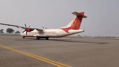 एयरपोर्ट रीवा में सुबह 10.30 बजे दिल्ली से रीवा आने पर विमान का वाटरकैनन द्वारा स्वागत किया गया।
CM Madhya Pradesh Dr M...