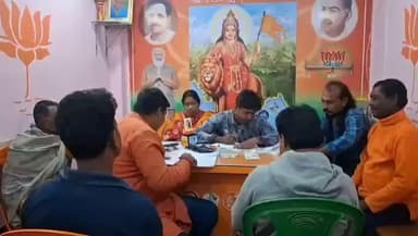 বাসন্তী: SIR ফর্ম ফিলাপ বিজেপি কার্যালয়ে সাধারণ মানুষের এবং বিজেপি কর্মীদের ফর্ম ফিলাপ করছেন বিজেপি নেতা বিকাশ সরদার।