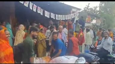 कुमारखंड: रहटा में किसान प्रगति केंद्र पर रबी के बीज के लिए उमड़ी किसानों की भीड़