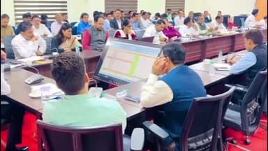 उज्जैन शहर: कलेक्टर रोशन कुमार सिंह ने कलेक्टर कार्यालय में समयावधि पत्रों की समीक्षा की