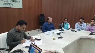 सेवराई: गाजीपुर कलेक्ट्रेट सभागार में मुख्य राजस्व अधिकारी आयुष चौधरी की अध्यक्षता में कर-करेत्तर एवं मासिक स्टाफ बैठक संपन्न