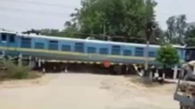 कायमगंज: कायमगंज-शमशाबाद स्टेशन के बीच नरसिंहपुर रेलवे क्रॉसिंग बंद, रेलवे ट्रैक पर मेंटेनेंस कार्य के चलते यातायात हुआ डायवर्ट