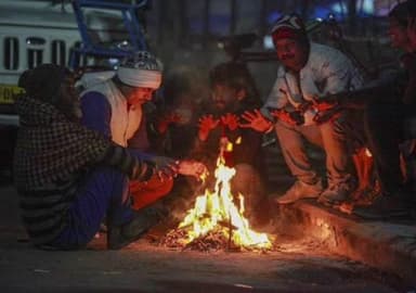 फरसाबहार: ग्रामीण क्षेत्र में ठंड का असर बढ़ा, लोग आग का सहारा ले रहे हैं