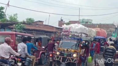 आलमनगर: आलमनगर मुख्यालय बाज़ार में सोमवार को लगा लंबा जाम, लोग हुए परेशान