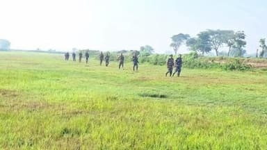 दिघलबैंक: भारत-नेपाल सीमा पर शांतिपूर्ण चुनाव के लिए जवानों का फ्लैग मार्च, सुरक्षा कड़ी