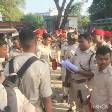 नरपतगंज: नरपतगंज थाना परिसर से मतदान केंद्र के लिए पुलिस कर्मियों को रवाना किया गया