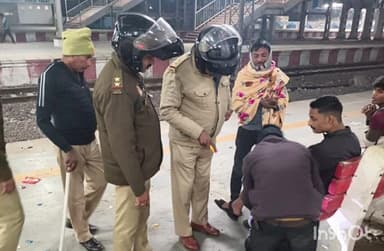 संडीला: कछौना कोतवाली इंचार्ज ने पुलिस बल के साथ की गश्त, सभी प्रमुख स्थानों की सुरक्षा बढ़ाई गई