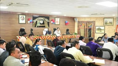 जमुआ: उपायुक्त रामनिवास यादव ने समाहरणालय में मनरेगा व पीएम आवास जैसी विकास योजनाओं की समीक्षा की