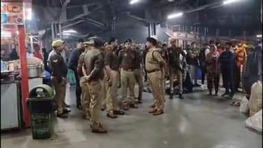 गोंडा: दिल्ली विस्फोट के बाद गोंडा रेलवे स्टेशन पर एसपी ने डॉग स्क्वाड के साथ कराई सघन चेकिंग