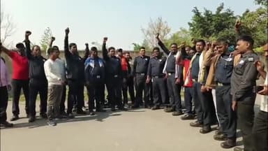 निरसा/चिरकुंडा: निरसा: एमपीएल सिक्योरिटी कर्मियों का महंगाई भत्ता, कम वेतन और सेमी स्किल्ड में रखने के आरोपों पर प्रदर्शन