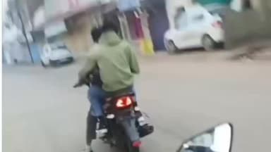 पन्ना: पन्ना नगर में बाइक पर स्टंट करना युवकों को पड़ा भारी, बाइक अनियंत्रित होकर गिरी, लाइव वीडियो आया सामने