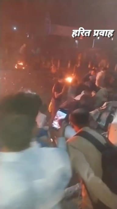 दिल्ली लाल किला मेट्रो स्टेशन के पास धमाके के बाद चारों तरफ अफरा तफरी मची है !!
दिल्ली–NCR में हाईअलर्ट जारी कर दिया गय...