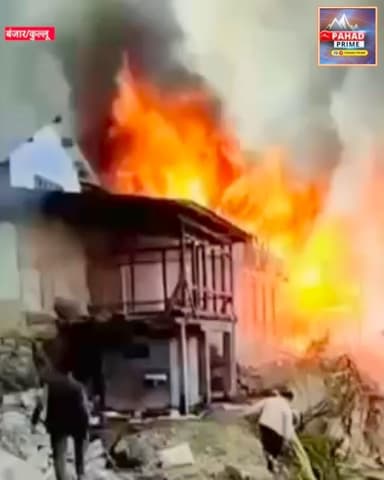 पशुशाला में लगी आग की चपेट में आया गांव, 16 मकान जलकर राख, 4 गोशाला और 2 मंदिरों में भी लगी आग, एक बछड़ा ज़िंदा जला…