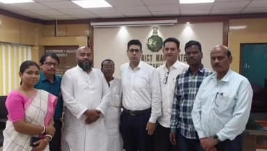 জাঙ্গিপাড়া: ডিস্ট্রিক্ট ম্যাজিস্ট্রেটের সঙ্গে সৌজন্য সাক্ষাৎ: উপস্থিত ছিলেন হুগলী জেলা পরিষদের কর্মাধ্যক্ষ শামিম আহমেদ