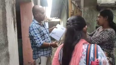 বালি-জগাছা: হাওড়া পুরসভা ৪৯ নম্বর ওয়ার্ড দাস নগর এলাকায় চলছে এনুমারেশন ফর্ম বিলির কাজ