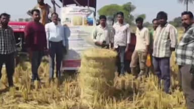 ईसागढ़: चन्दन बेहटा गांव में बेलर मशीन से किसानों के खेतों में पराली प्रबंधन का प्रदर्शन