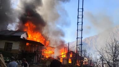 बंजार : तीर्थन घाटी की ग्राम पंचायत नोहांडा के झनियार गांव में आग लगने का दुःखद समाचार प्राप्त हुआ है।
इस दुःखद एवं आपात...