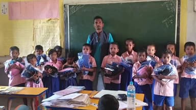 गोइलकेरा: कांग्रेस प्रखंड अध्यक्ष विजय सामाड ने डुकरी के प्राथमिक विद्यालय में किया पोशाक वितरण