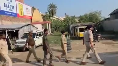 घोड़ासहन: विधानसभा चुनाव को लेकर घोड़ासहन पुलिस ने घोड़ासहन शहर में निकाला फ्लैग मार्च