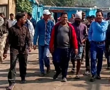 इचाक: प्रदूषण से परेशान दर्जनों ग्रामीणों ने परियोजना कार्यालय का गेट बंद कर 4 घंटे किया प्रदर्शन