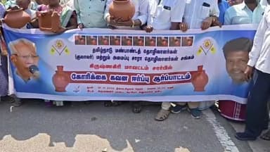 கிருஷ்ணகிரி: ஆட்சியர் அலுவலகம் முன்பு மண்பாண்ட தொழிலாளர்கள்
குடும்ப அட்டைகளுக்கு
தமிழக அரசு பொங்கல் தொகுப்புகளுடன் மண்பானை சேர்த்து வழங்க வழியுறுத்தல்