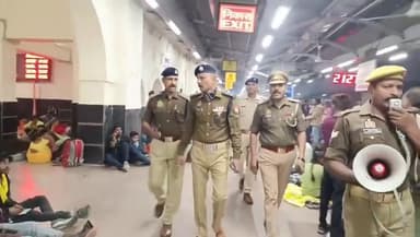 दिल्ली में हुए विस्फोट के बाद गोरखपुर में भी पुलिस हाई अलर्ट
गोरखपुर रेलवे स्टेशन,बस स्टेशन पर पहुंच कर अधिकारियों ने की...