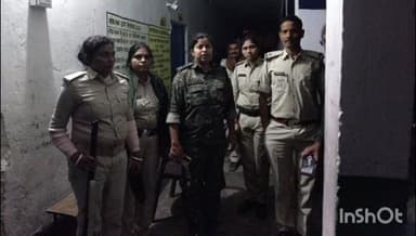 परैया: गुरुआ विधानसभा के परैया में दूसरे चरण के मतदान को लेकर एसएचओ ने पोलिंग पार्टियों से की मुलाकात