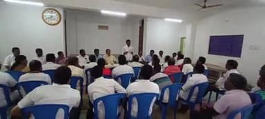 போச்சம்பள்ளி: மத்தூர் அடுத்த ஆற்றங்கரை முருகன் கோவில் பகுதியில் SIR சிறப்பு முறை தீவிர திருத்தம் தொடர்பான ஆலோசனைக் கூட்டம் திமுக மாவட்ட செயலாளர் பங்கேற்பு