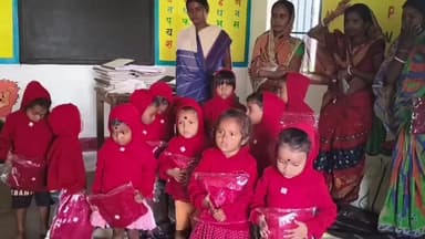 गोबिंदपुर राजनगर: भुइयां नाचना गाँव के आंगनबाड़ी केंद्र में बढ़ती ठंड के मद्देनज़र बच्चों को स्वेटर बांटे गए