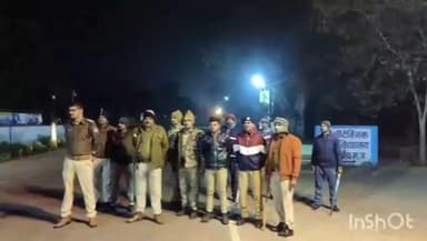 नौगांव: दिल्ली धमाके के बाद छतरपुर पुलिस अधीक्षक के निर्देश पर नौगांव थाना पुलिस ने रात 1 बजे तक की वाहन चेकिंग