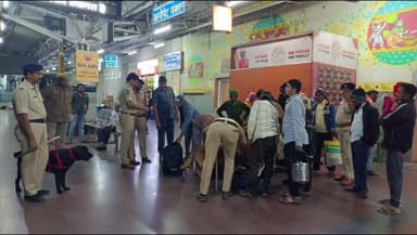 ఖాజీపేట: కాజీపేట రైల్వే స్టేషన్ లో పోలీసుల విస్తృత్త తనిఖీ, అనుమానిత వ్యక్తుల బ్యాగులు క్షుణ్ణంగా పరిశీలన.