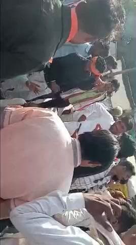 सागर जिले की रहली कृषि उपज मंडी में व्यापारियों द्वारा की जा रही लूट से परेशान होकर भारतीय किसान संघ द्वारा मंडीगेट बंद